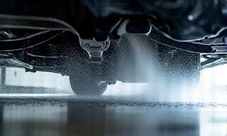 Undervognsvask af bil